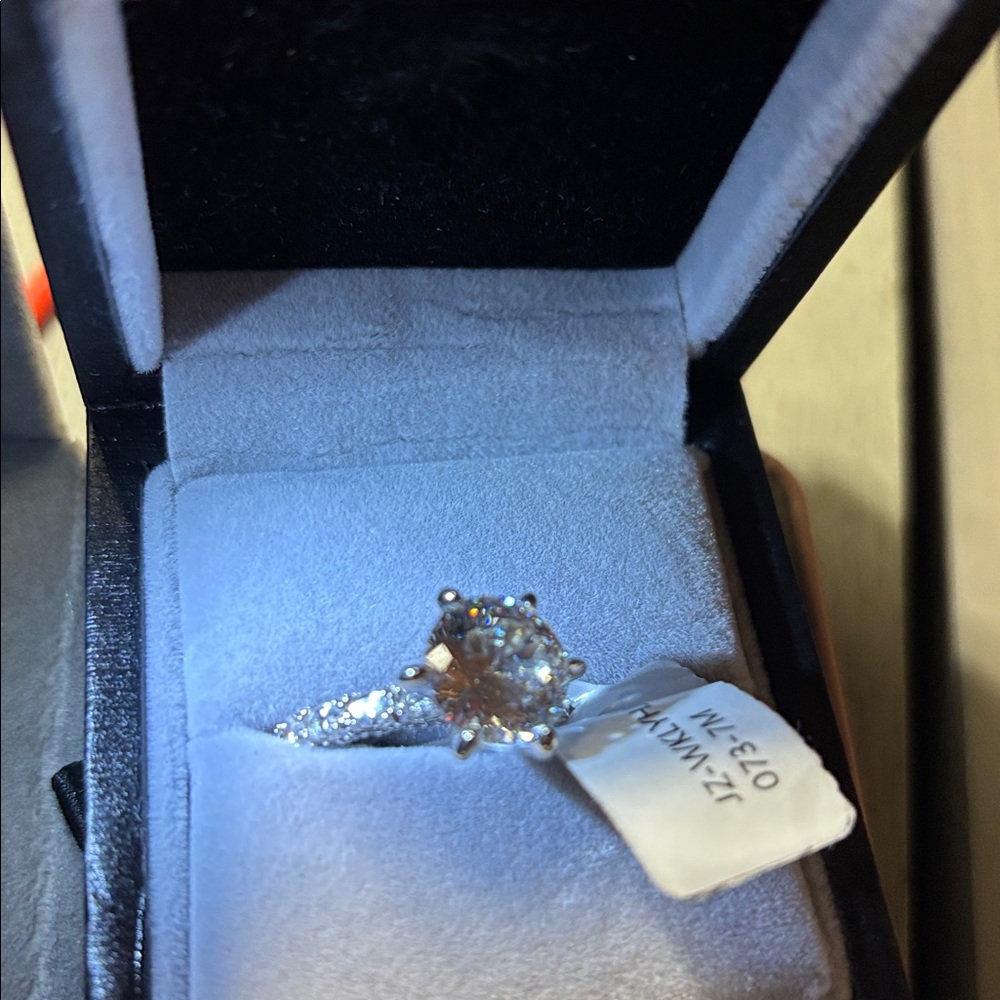 Beautiful Ladies 💯 Mojssanite Diamond 💍 Stunning Silver Ring with Clear Gemstone - Picture 4 of 4